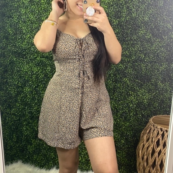 Lace up cheetah print romper - Picture 5 of 8